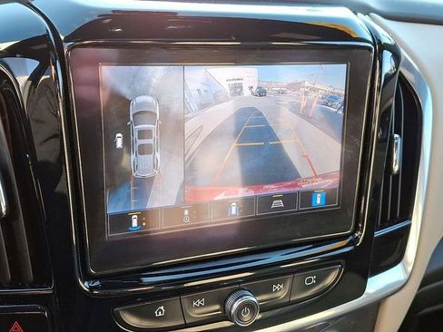 Used 2022 Chevrolet Traverse LT w/ LT Premium Package image 32