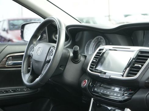 Used 2016 Honda Accord Touring image 11