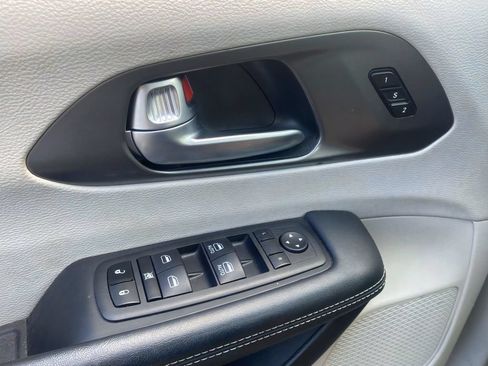 Used 2023 Chrysler Pacifica Touring-L FWD image 19
