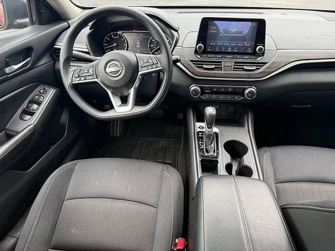 Used 2025 Nissan Altima 2.5 SV FWD image 14