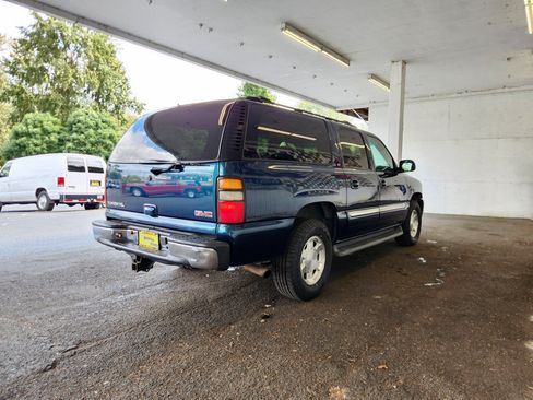 Used 2005 GMC Yukon XL SLT w/ SLT Preferred Equipment Group AWD/4WD image 3