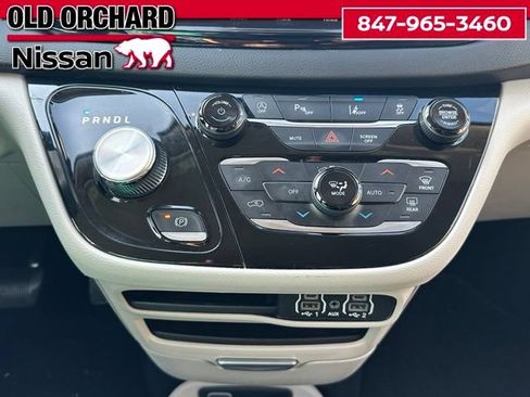 Used 2023 Chrysler Pacifica Touring-L FWD image 14