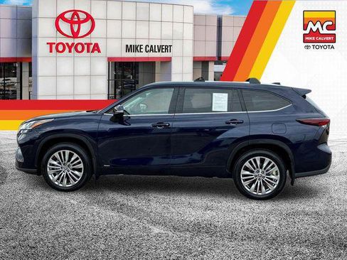 Certified 2026 Toyota Highlander Platinum AWD/4WD image 2