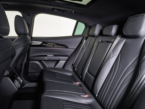 Certified 2025 Maserati Grecale Modena image 17