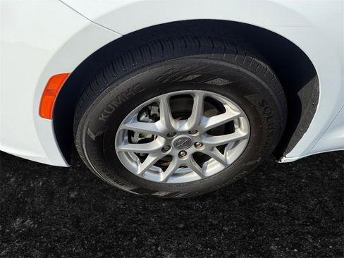 Used 2024 Chrysler Pacifica Touring-L image 9