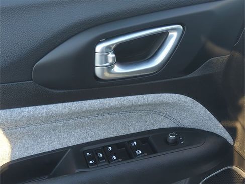 Certified 2024 Jeep Compass Latitude image 13