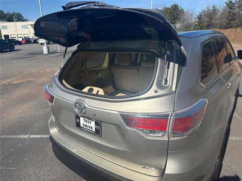 Used 2015 Toyota Highlander XLE image 31