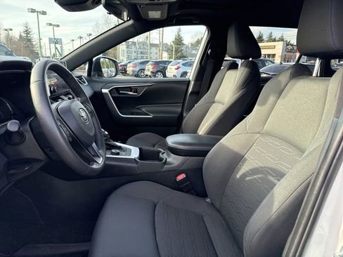 Used 2024 Toyota RAV4 SE w/ Convenience Package image 15