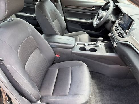 Used 2025 Nissan Altima 2.5 SV FWD image 13