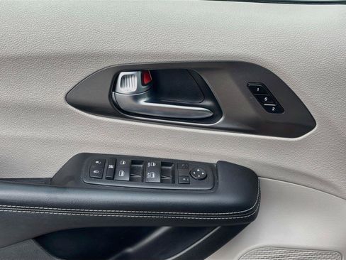 Used 2023 Chrysler Pacifica Touring-L FWD image 17