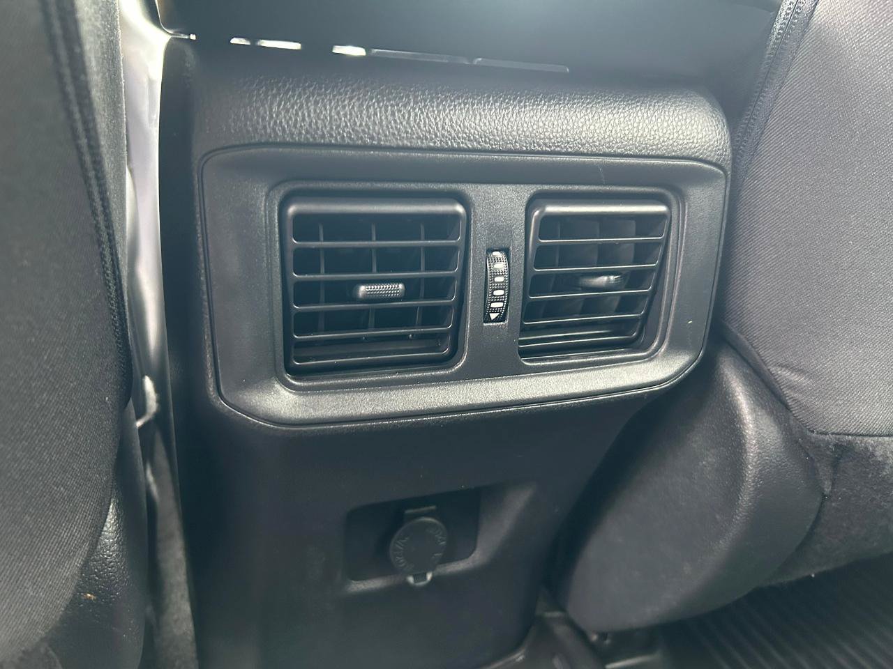 Used 2022 Toyota RAV4 LE AWD/4WD image 12