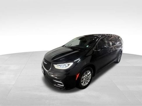 Used 2023 Chrysler Pacifica Touring-L FWD image 2