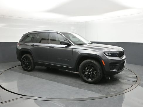 Used 2025 Jeep Grand Cherokee Altitude image 17