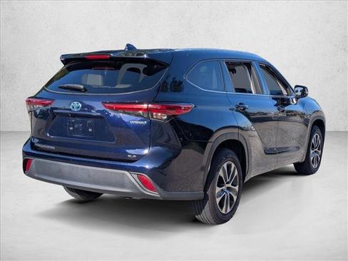 Used 2022 Toyota Highlander XLE FWD image 3