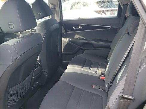 Used 2019 Kia Sorento LX w/ LX Convenience Package image 13