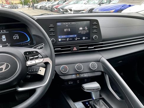 Certified 2024 Hyundai Elantra SE image 8