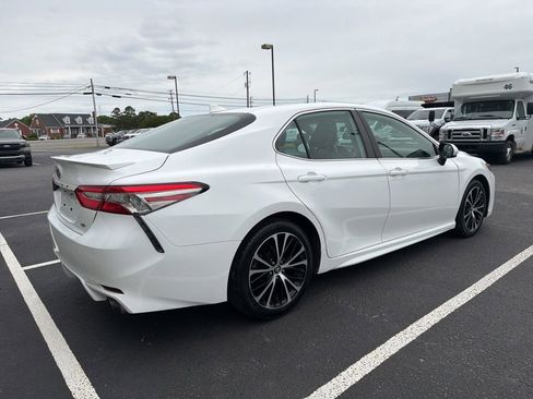 Used 2019 Toyota Camry SE FWD image 4