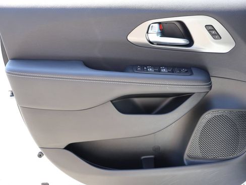 New 2026 Chrysler Pacifica Select FWD image 19