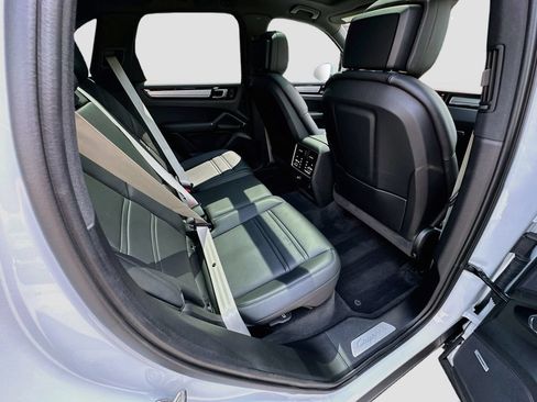 Certified 2023 Porsche Cayenne Platinum Edition AWD/4WD image 29