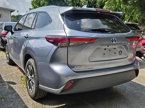 Used 2021 Toyota Highlander XLE FWD image 3