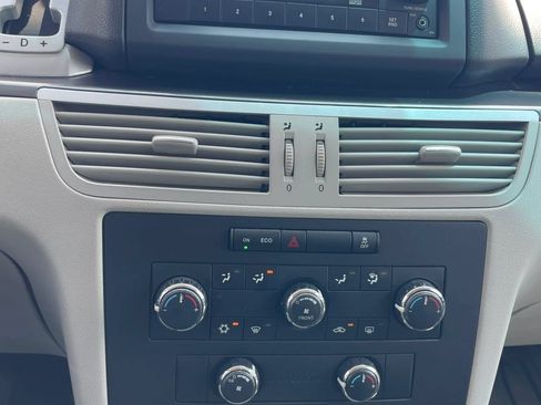 Used 2012 Volkswagen Routan S FWD image 20