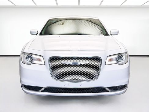 Used 2018 Chrysler 300 Touring L image 2