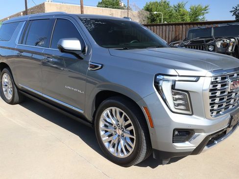 Used 2025 GMC Yukon XL Denali w/ Sun & Power Step Package RWD image 3
