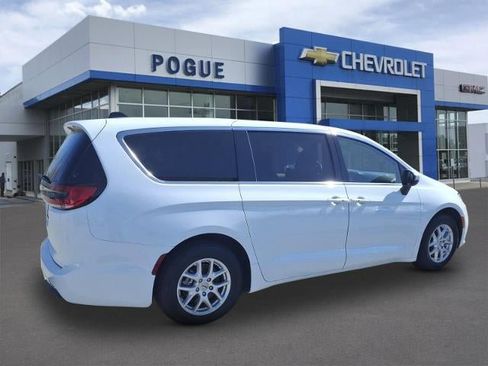Used 2023 Chrysler Pacifica Touring-L FWD image 2
