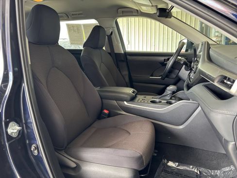 Used 2025 Toyota Highlander LE FWD image 38