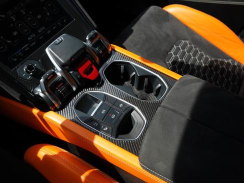 Used 2022 Lamborghini Urus AWD/4WD image 35