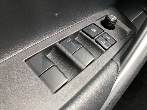 Used 2022 Toyota Corolla Cross LE image 23