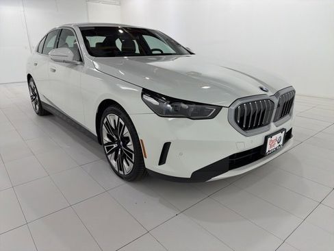 Used 2024 BMW 530i xDrive w/ Premium Package image 7