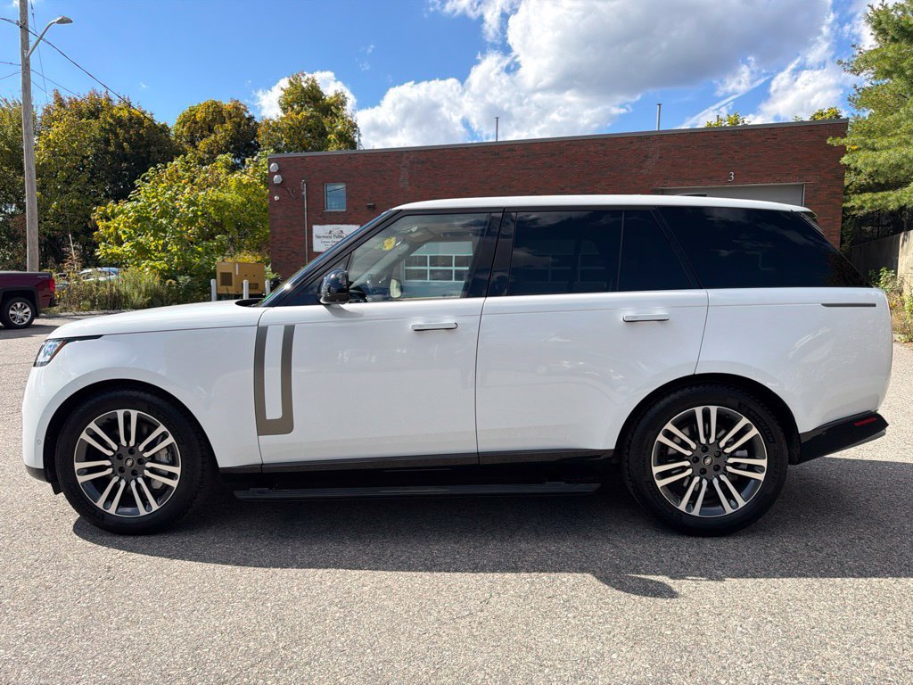 Used 2023 Land Rover Range Rover SE AWD/4WD image 3