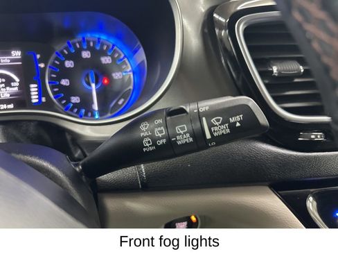 Used 2020 Chrysler Pacifica Touring-L image 37