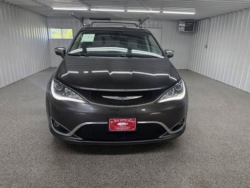 Used 2017 Chrysler Pacifica Limited FWD image 2