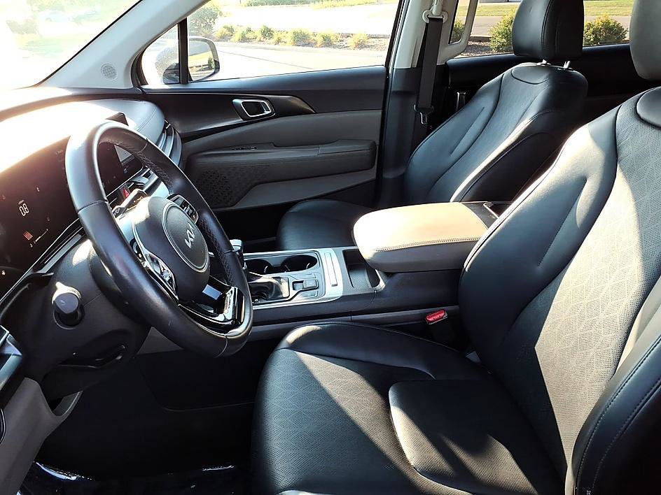 Used 2025 Kia Carnival FWD image 13