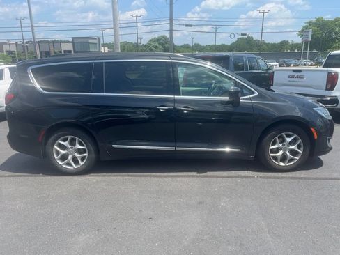 Used 2017 Chrysler Pacifica Touring-L w/ Tire & Wheel Group FWD image 7