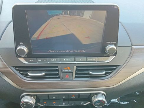 Used 2024 Nissan Altima 2.5 SV FWD image 9