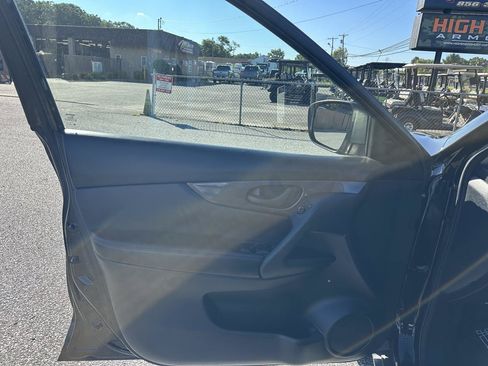 Used 2019 Nissan Rogue S AWD/4WD image 16