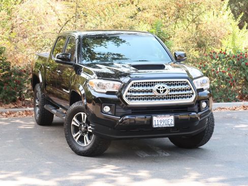 Used 2017 Toyota Tacoma TRD Sport w/ Tow Package (A/T) AWD/4WD image 2
