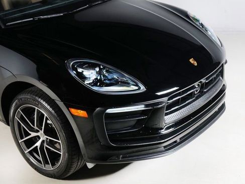 Certified 2025 Porsche Macan AWD/4WD image 31