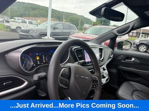 Used 2026 Chrysler Pacifica Select FWD image 3