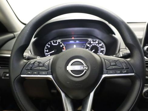 Used 2025 Nissan Altima 2.5 SV FWD image 16