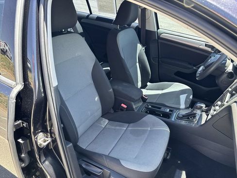 Used 2016 Volkswagen e-Golf SE FWD image 31