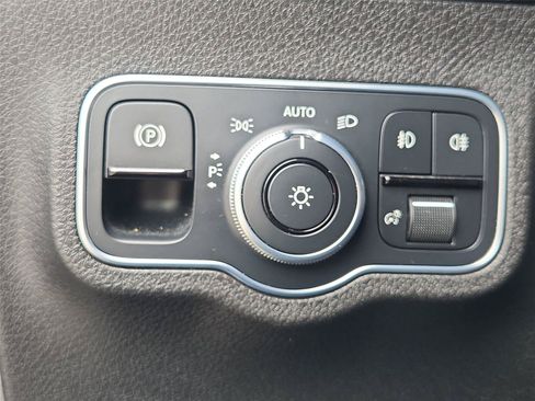 Used 2020 Mercedes-Benz GLB 250 w/ Premium Package image 17