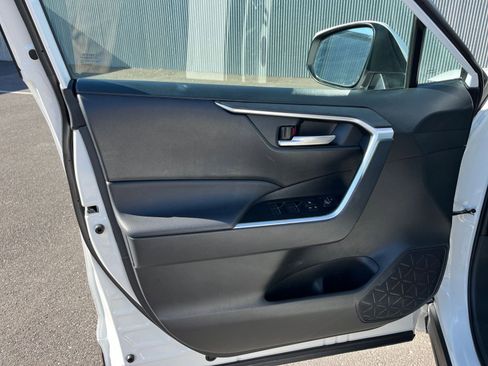 Used 2025 Toyota RAV4 XLE image 20