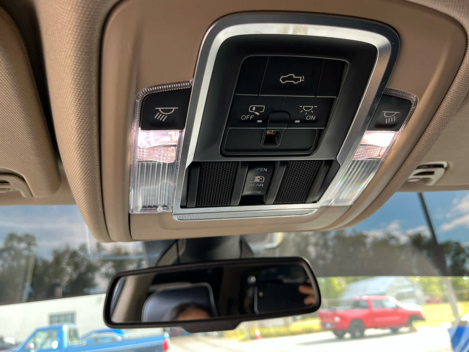 Used 2019 RAM 1500 Laramie AWD/4WD image 19