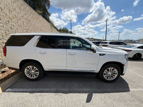 Used 2024 GMC Yukon SLT w/ SLT Luxury Package RWD image 3
