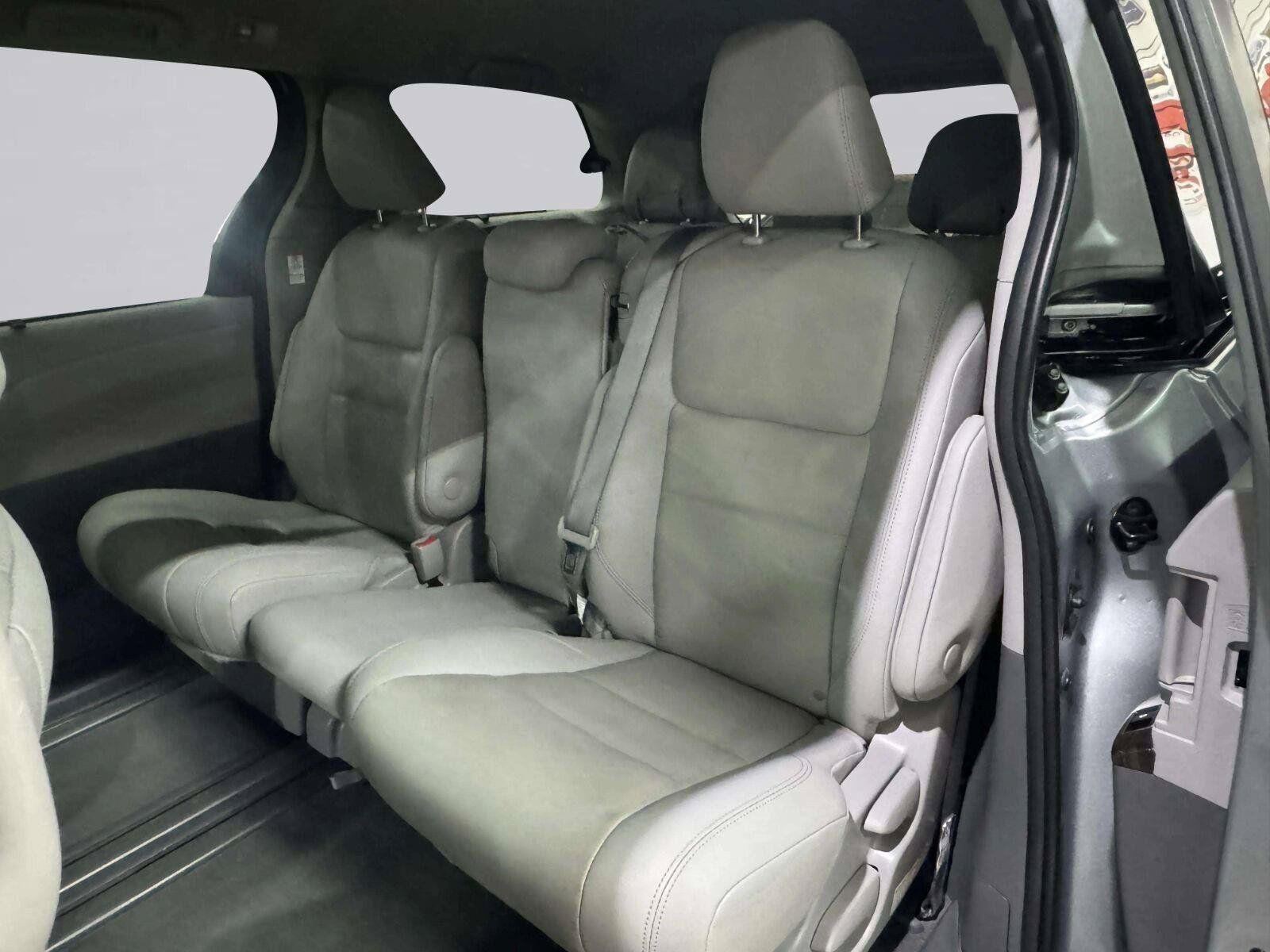 Used 2020 Toyota Sienna XLE Premium FWD image 40