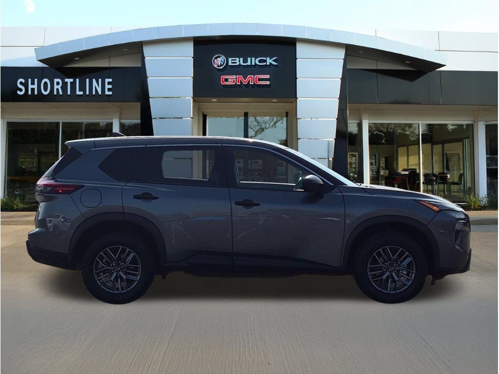 Used 2024 Nissan Rogue S AWD/4WD image 2